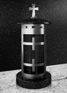 Stalowa lampa nagrobna z krzyżem