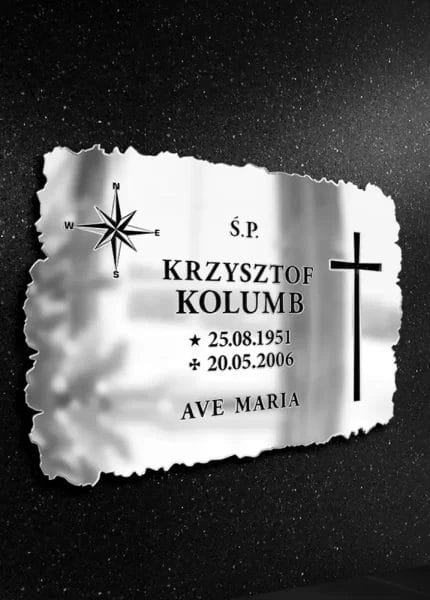 Tablica nagrobna z wyrytym imieniem i datami, motywem kompasu oraz krzyżem na tle kosmicznym.